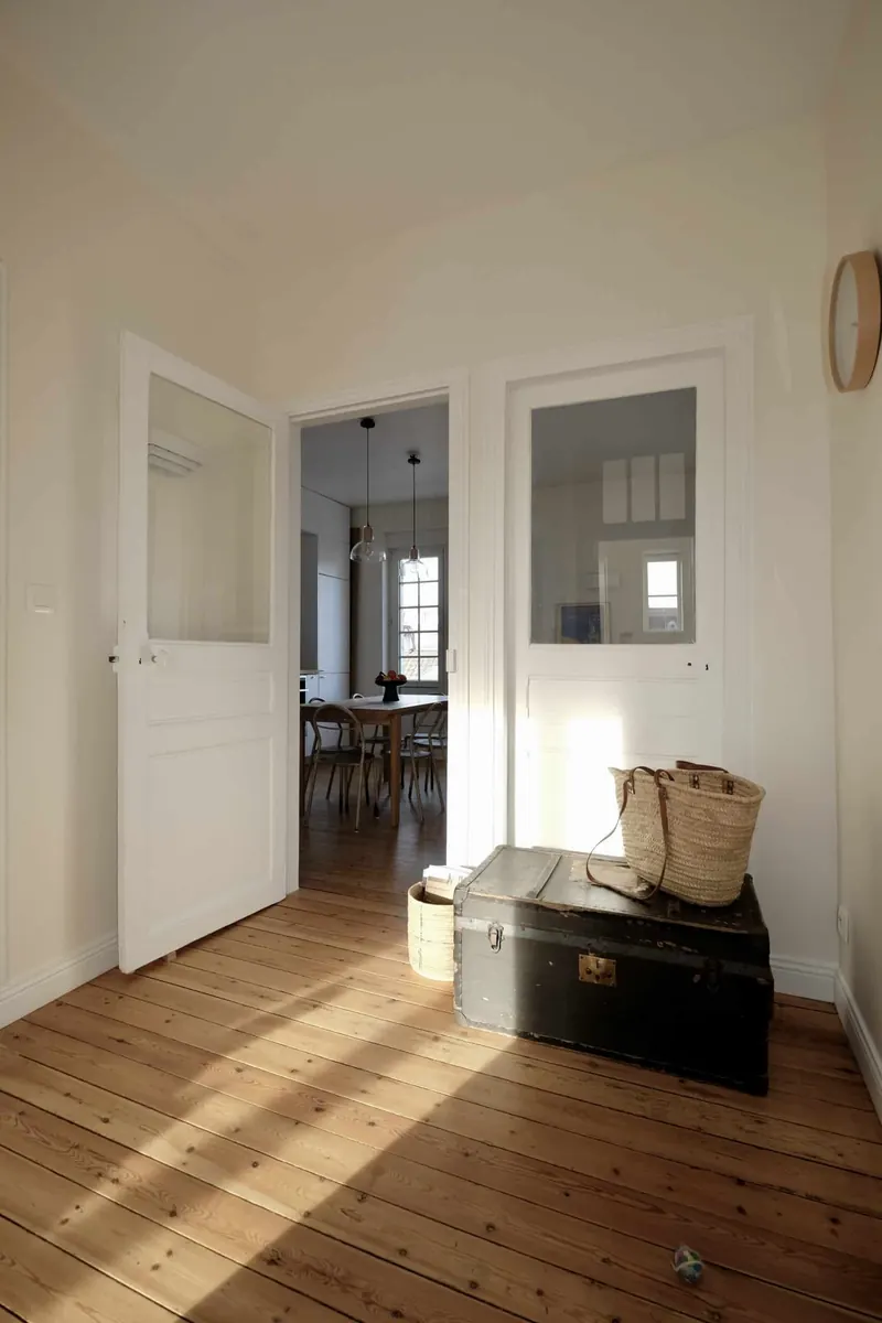 Entrée avec portes anciennes et impostes Art déco