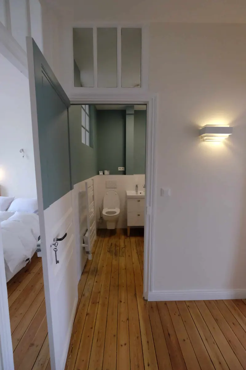 Salle de bain avec baignoire et lave-linge, Cassiopée