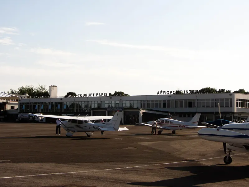 Abfertigungsgebäude des Flughafens Le Touquet von der Startbahn aus gesehen
