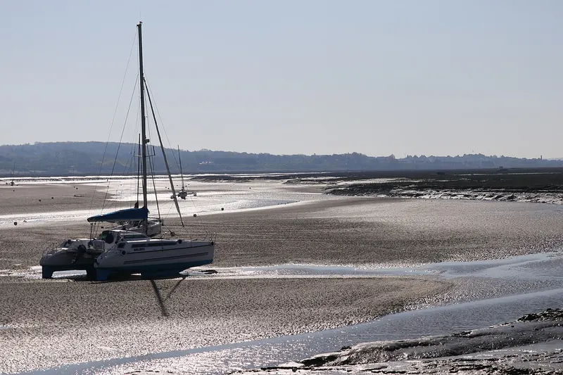 Boot bij laagwater in de baai van de Canche in Le Touquet