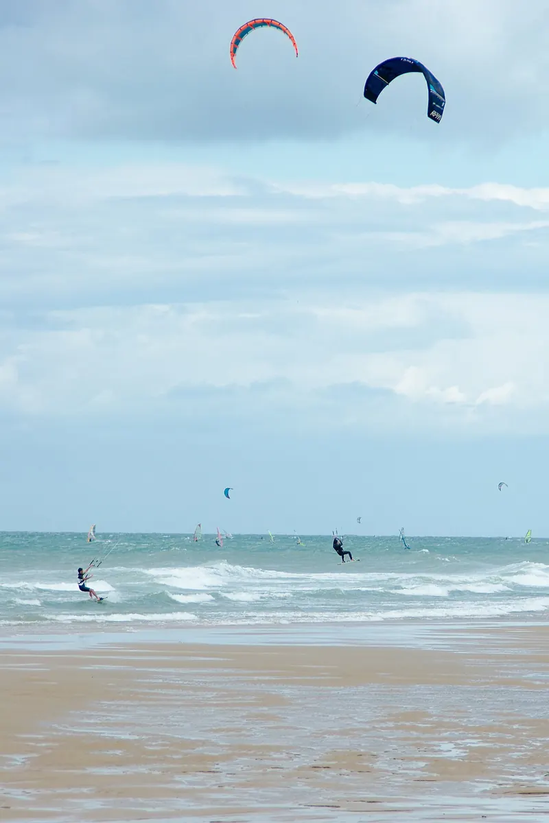Kitesurfers and windsurfers between Tardinghen and Wissant