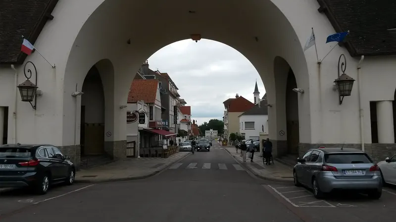 Halfronde gevel van de overdekte markt van Le Touquet-Paris-Plage