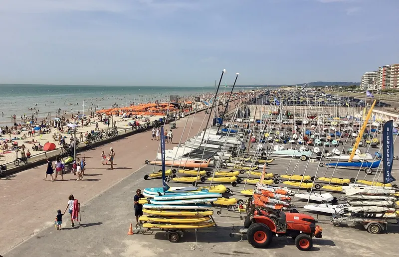 Strandzeilers en een levendig strand aan de zeedijk van Le Touquet in de zomer