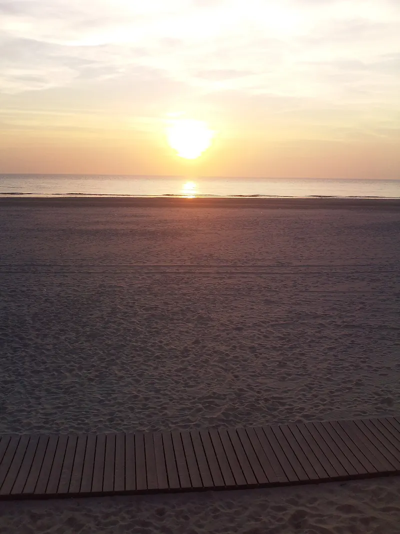 Zonsondergang boven zee vanaf het strand van Le Touquet-Paris-Plage