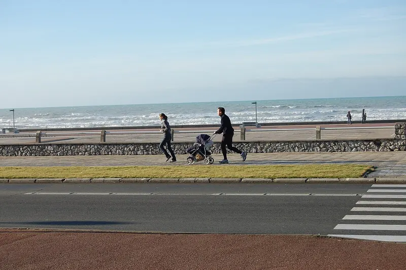 De wandeldijk van Le Touquet-Paris-Plage langs het strand