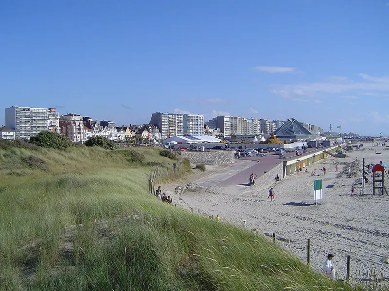 Strand en duinen van Le Touquet onder een blauwe zomerhemel