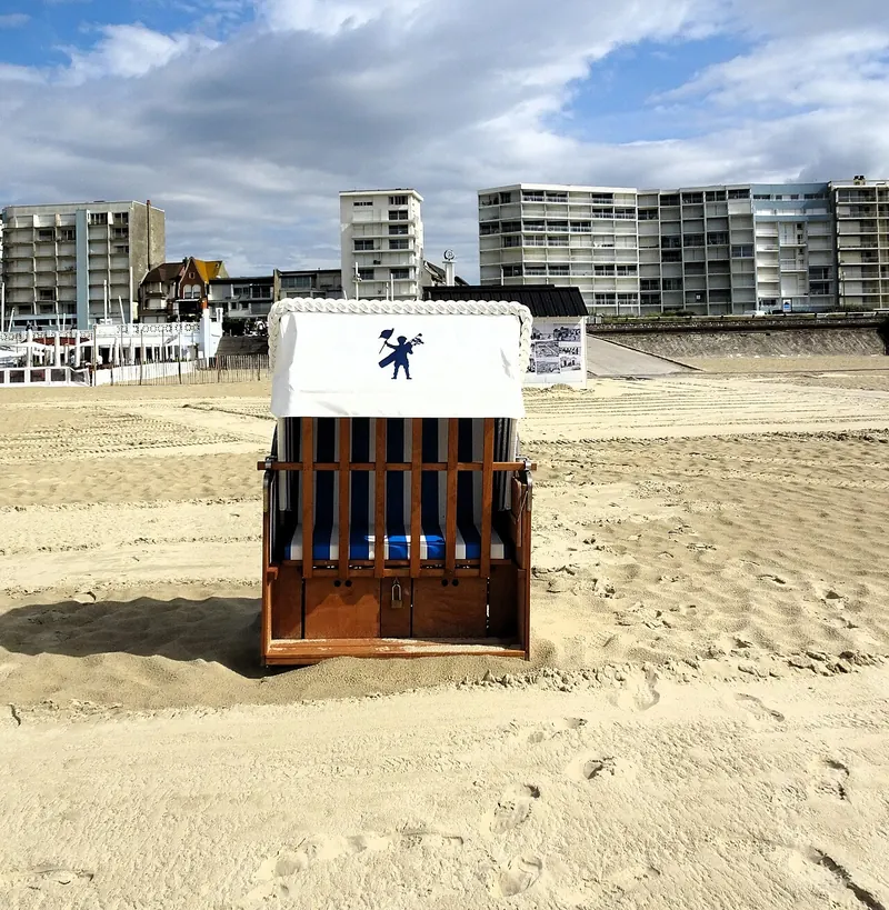 Rieten strandmand op het zand van Le Touquet