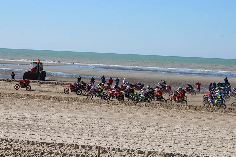 Start des Motorradrennens Enduropale am Strand von Le Touquet