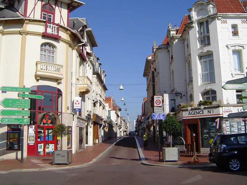 Rue Saint-Jean in Le Touquet-Paris-Plage, met gevels en winkels