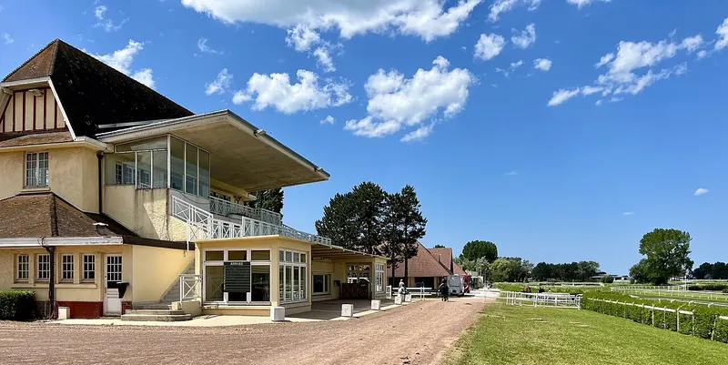 Zicht op de renbaan van de Canche en het Parc équestre van Le Touquet-Paris-Plage