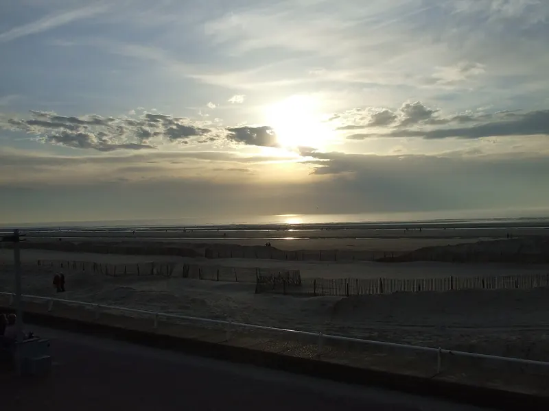 Zonsondergang op het strand van Le Touquet-Paris-Plage in de winter