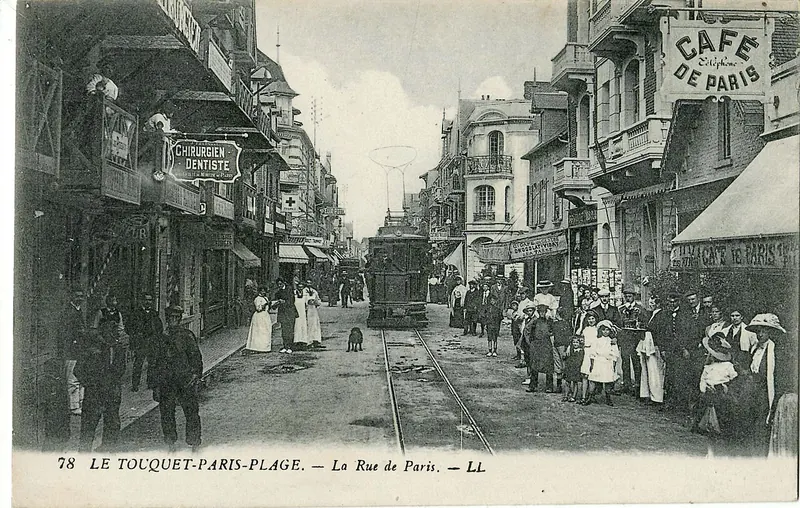Alte Postkarte der belebten rue de Paris in Le Touquet-Paris-Plage