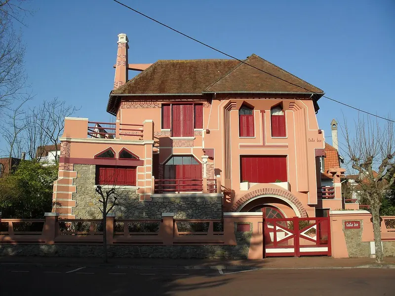 Villa Tata Ice, pink Art Deco façade on avenue de la Paix in Le Touquet