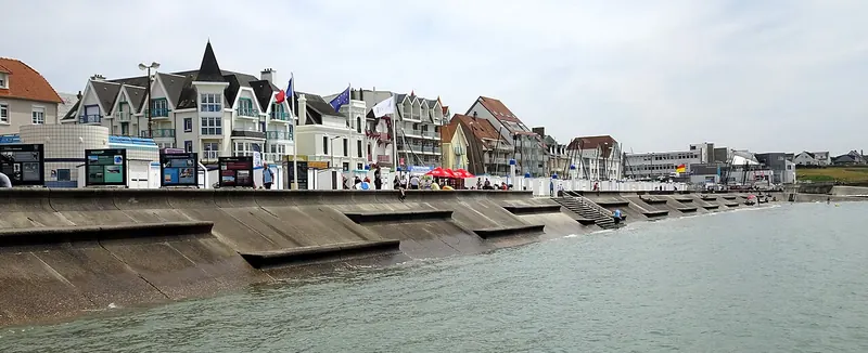 De dijkpromenade van Wimereux met villa's tegenover de zee
