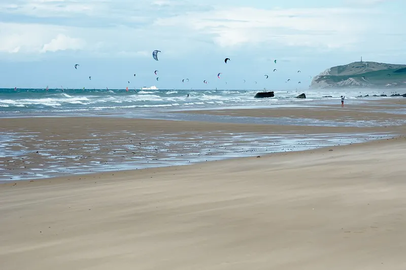Glijsporters op het strand van Wissant op een winderige dag