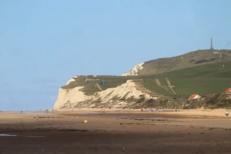 Het strand van Wissant met kaap Blanc-Nez op de achtergrond