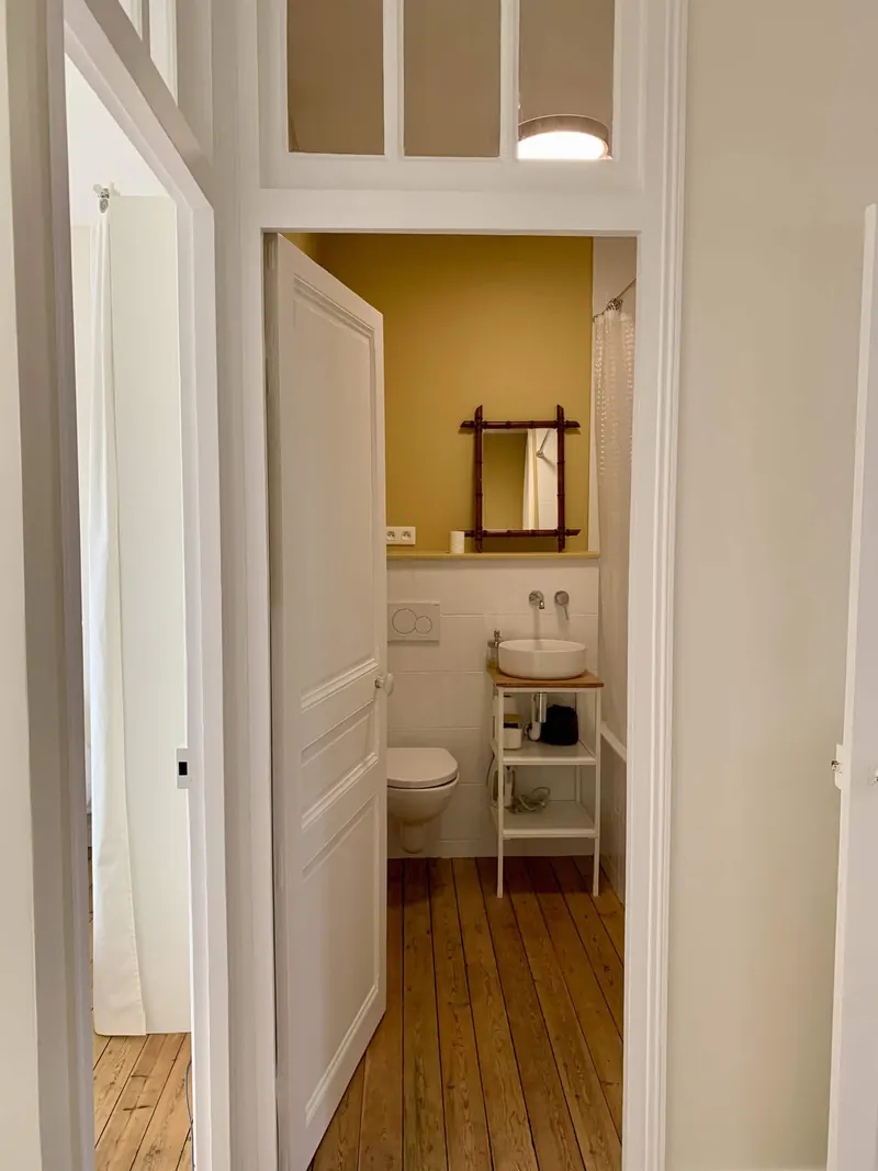 Salle de bain ocre avec baignoire, Hélios